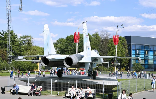 Slåss mot militära stridflygplan Ryska fighter Su-27 i Moskva — Stockfoto