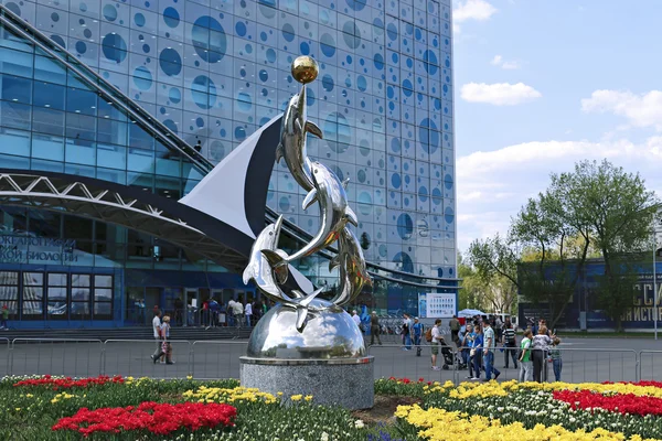 Monument to the dolphins playing with a ball — Stock Photo, Image