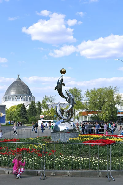 Monument to the dolphins playing with a ball — Stock Photo, Image