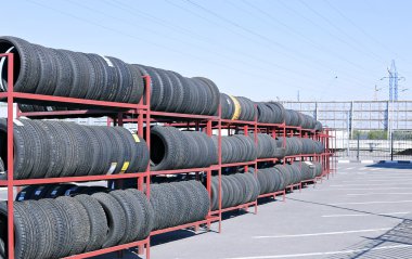 Birçok lastik geçirilmiş bir raf üzerinde
