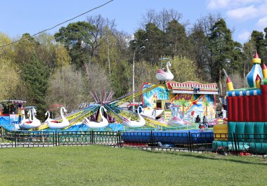 Çocukların atlıkarınca eğlence parkı içinde