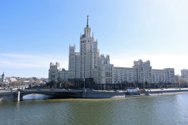 Konut Kotelnicheskaya dolgu üzerinde bina