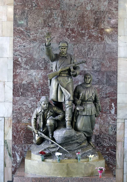 Monument till hjältar gerillan i Moskva metro station Partiz — Stockfoto