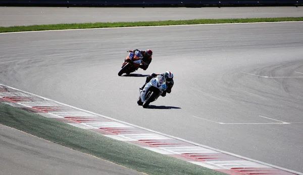 El corredor en una motocicleta monta a la velocidad de la pista —  Fotos de Stock