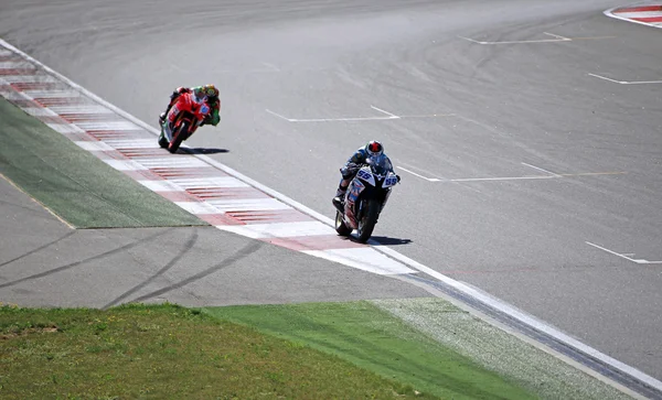 The racer on a motorcycle rides on the speed of the track — Stock Photo, Image