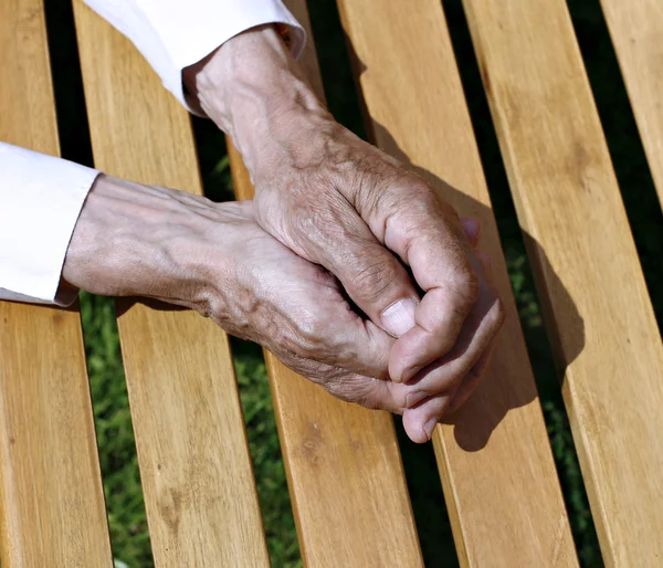 De palmen van gerimpelde handen van een oudere man — Stockfoto