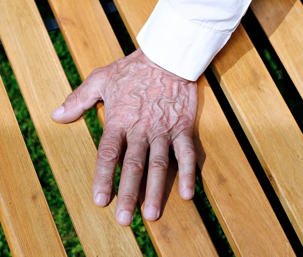 De palmen van gerimpelde handen van een oudere man — Stockfoto