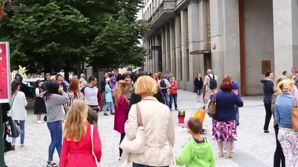 Праздничные мыльные пузыри на улицах Праги — стоковое видео