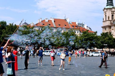 Tatil sabun köpüğü Prag sokakta