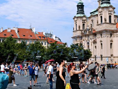 Tatil sabun köpüğü Prag sokakta