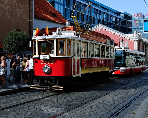 Czerwony tramwaj na ulicy w mieście Praga — Zdjęcie stockowe