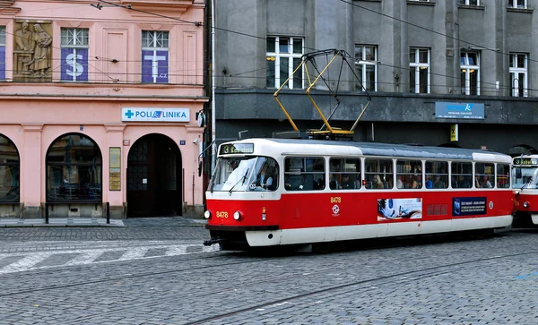 Röd spårvagn på gata i Prag — Stockfoto