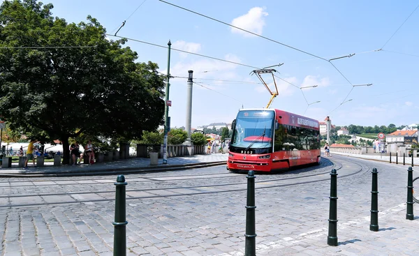 Czerwony nowoczesny tramwaj na ulicy w mieście Praga — Zdjęcie stockowe