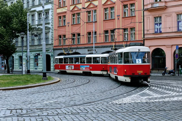 Kırmızı Prag'da street Tramvayda