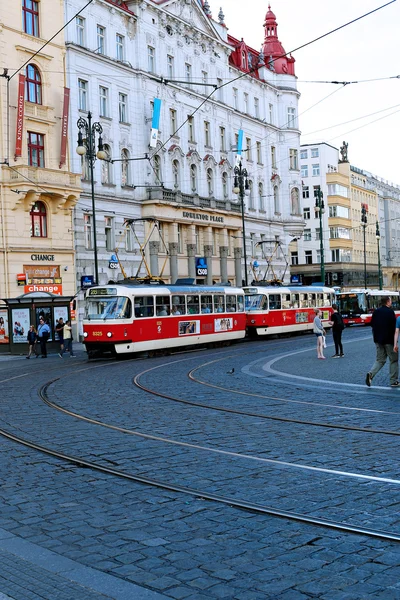 Червоний трамвай на вулиці в Празі — стокове фото