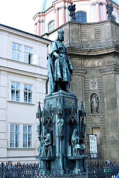 Monument till tjeckisk kung Karl Iv i Prag — Stockfoto
