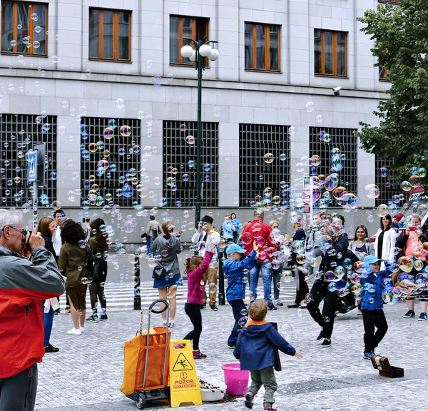 Burbujas de jabón de vacaciones en la calle en Praga —  Fotos de Stock