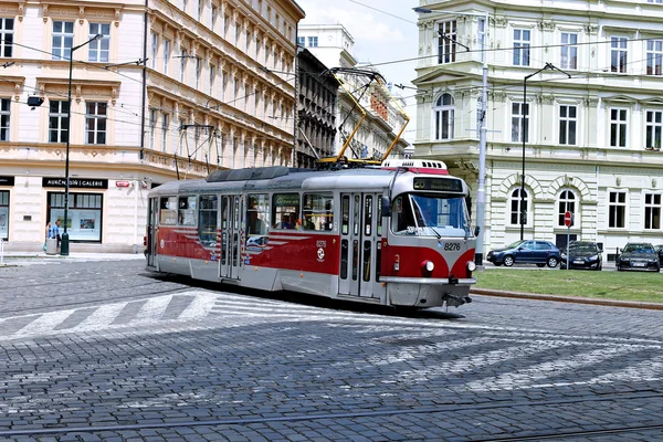 Czerwony tramwaj na ulicy w mieście Praga — Zdjęcie stockowe