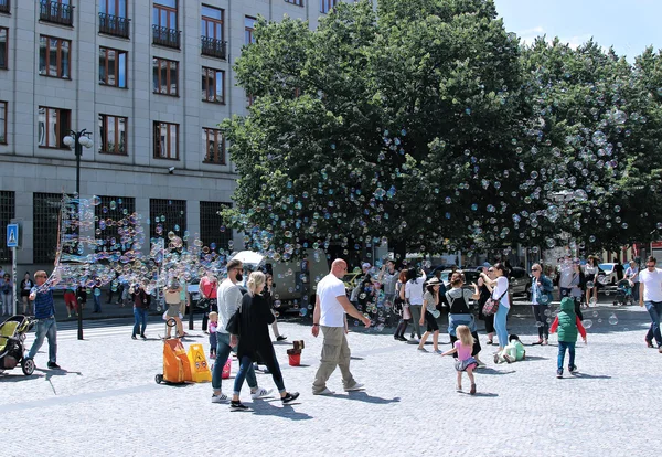 プラハの街で休日シャボン玉 — ストック写真