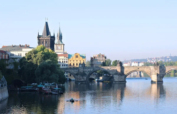 Puente de Carlos sobre el río Moldava en Praga —  Fotos de Stock