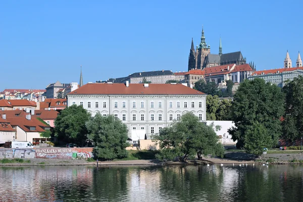 Pohled na Pražský hrad řeky Vltavy — Stock fotografie