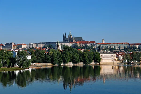 Castillo de Praga vista del río Moldava —  Fotos de Stock
