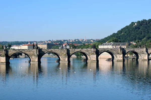 プラハのヴルタヴァ川にかかるカレル橋 — ストック写真