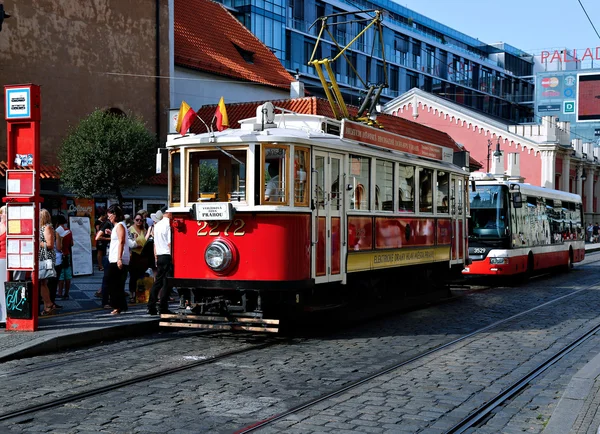 在布拉格的街道上的红色电车 — 图库照片