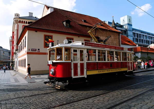 Czerwony tramwaj na ulicy w mieście Praga — Zdjęcie stockowe