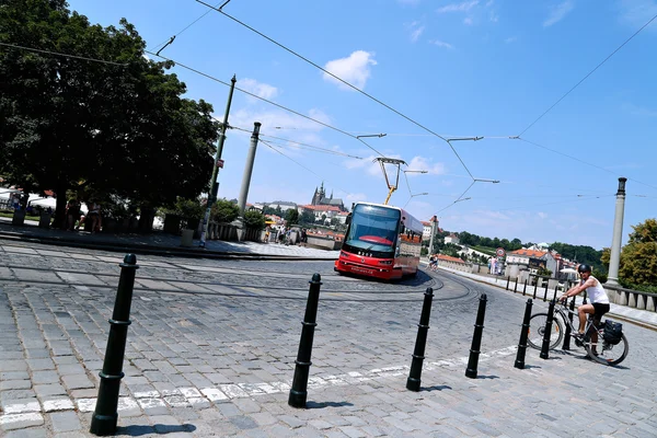 Czerwony nowoczesny tramwaj na ulicy w mieście Praga — Zdjęcie stockowe