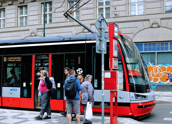 Czerwony tramwaj na ulicy w mieście Praga — Zdjęcie stockowe
