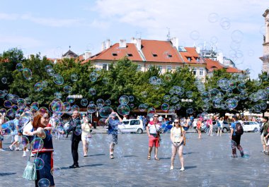Tatil sabun köpüğü Prag sokakta
