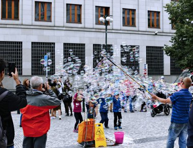 Tatil sabun köpüğü Prag sokakta