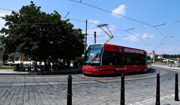 Czerwony nowoczesny tramwaj na ulicy w mieście Praga — Zdjęcie stockowe