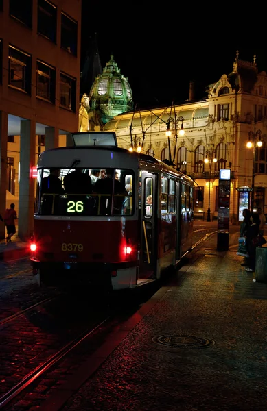 Tram vermelho na rua em Praga — Fotografia de Stock