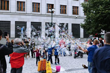 Tatil sabun köpüğü Prag sokakta