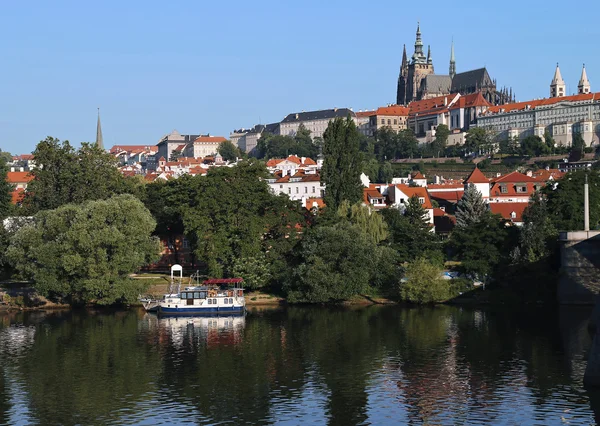 Castillo de Praga vista del río Moldava —  Fotos de Stock