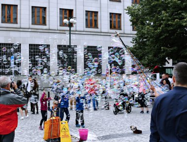 Tatil sabun köpüğü Prag sokakta