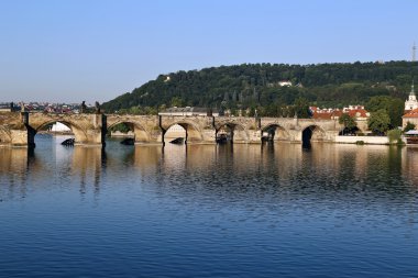 Prag 'daki Vltava Nehri üzerindeki Charles Köprüsü