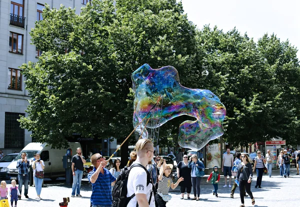 Праздничные мыльные пузыри на улицах Праги — стоковое фото