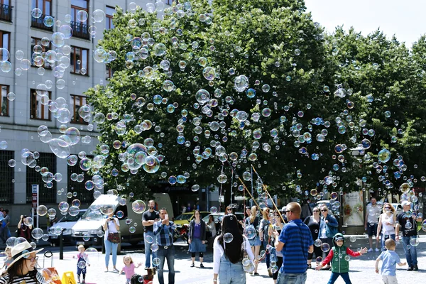 Holiday såpbubblor på gatan i Prag — Stockfoto