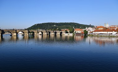 Prag 'daki Vltava Nehri üzerindeki Charles Köprüsü