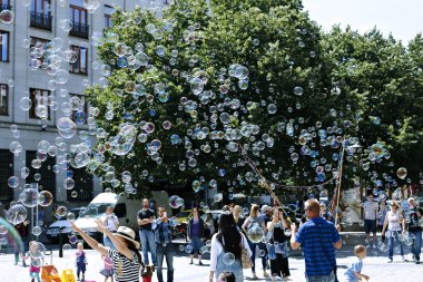 Tatil sabun köpüğü Prag sokakta