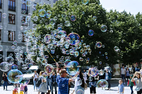 Holiday såpbubblor på gatan i Prag — Stockfoto