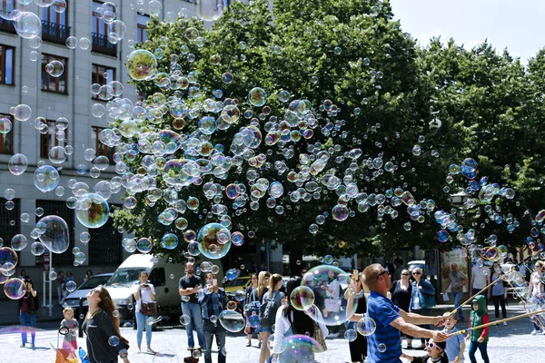 Праздничные мыльные пузыри на улицах Праги — стоковое фото