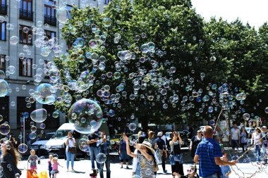 Tatil sabun köpüğü Prag sokakta