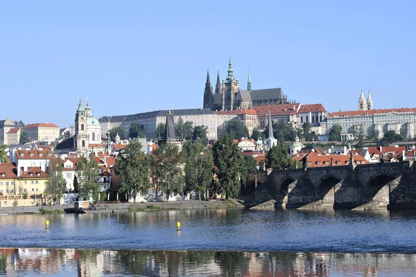 Prag Kalesi ve Charles Köprüsü Prag'da Vltava Nehri üzerinde — Stok fotoğraf