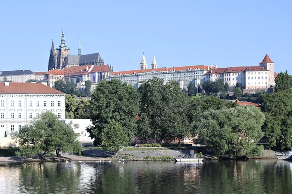 Château de Prague vue sur la rivière Vltava — Photo