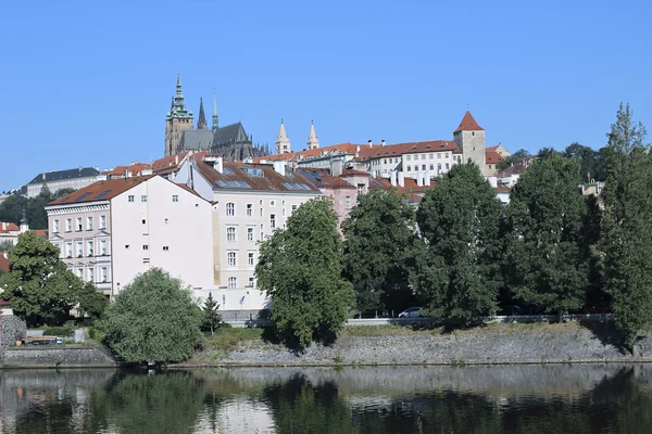 Castillo de Praga vista del río Moldava —  Fotos de Stock