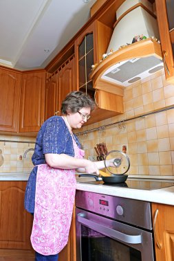 kadın ev hanımı fry food Pan